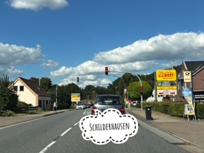 Die B74 als Werbe-Allee: Zwischen Straßenverkehr und visueller Reizüberflutung