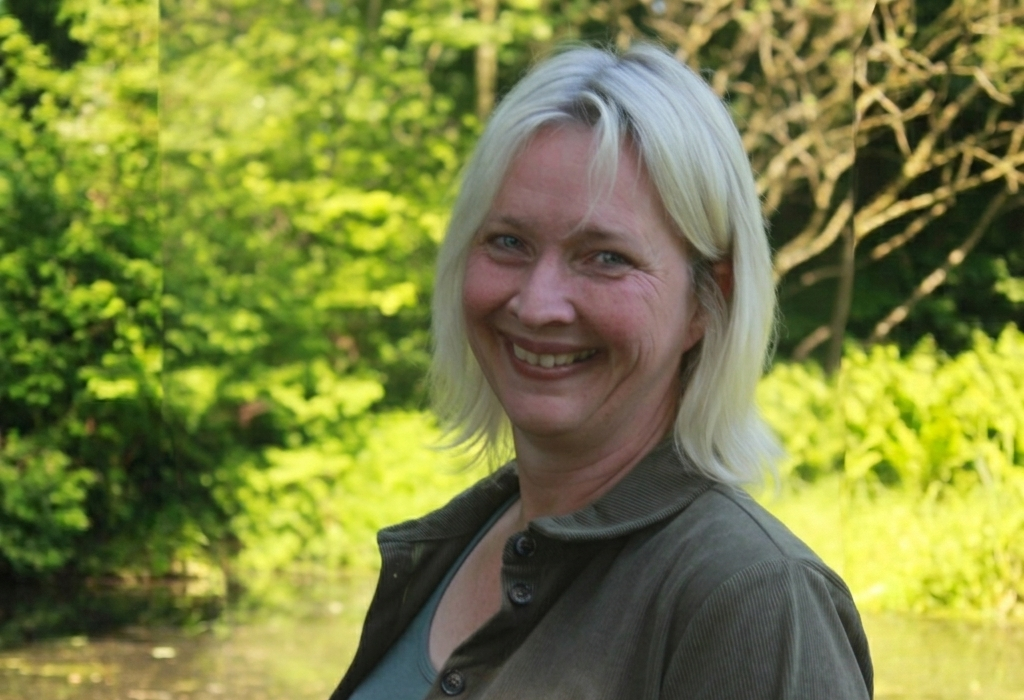 Frau lächelt in die Kamera.