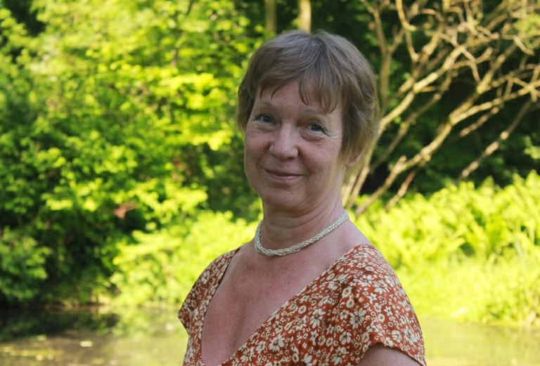 Frau lächelt in die Kamera.